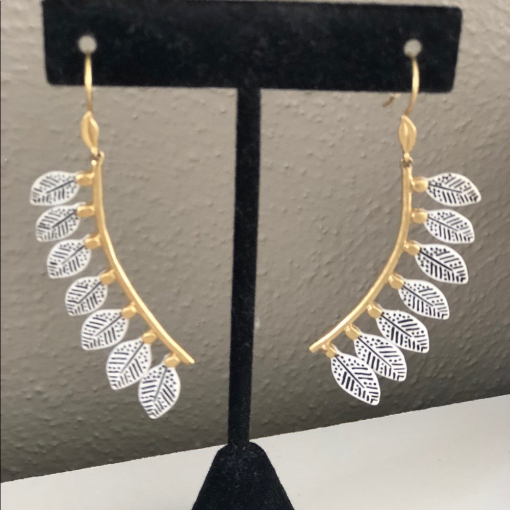 Stella & Dot - Asher earrings black/white leaf